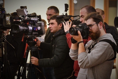 საშვის გარეშე დარჩენილი მღვდელმსახურები ტაძარში ფეხით მიდიან