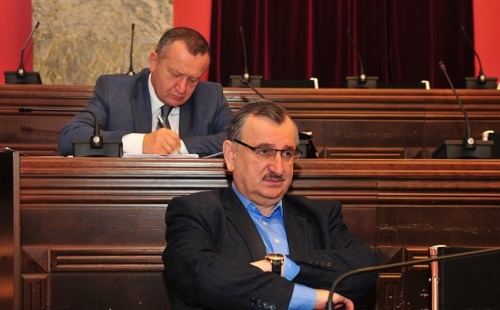 შედიან ლამაზები გადიან გამურულები 
