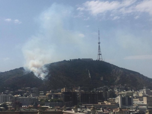 მთაწმინდის ფერდობზე ცეცხლი დაახლოებით 2 ჰექტარზეა გავრცელებული