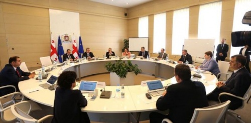 პრემიერის გადადგომით მთავრობა სრული შემადგენლობით გადამდგარია პრემიერის გადადგომით მთავრობა სრული შემადგენლობით გადამდგარია