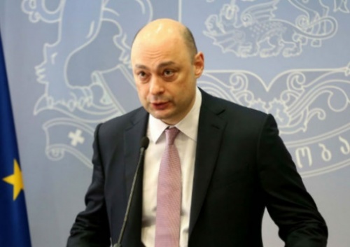 ეკონომიკის მინისტრი შვებულებაზე განმარტებას აკეთებს 